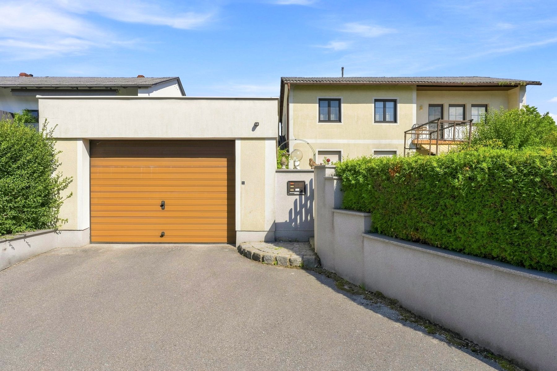 Haus mit Garage und Hecke