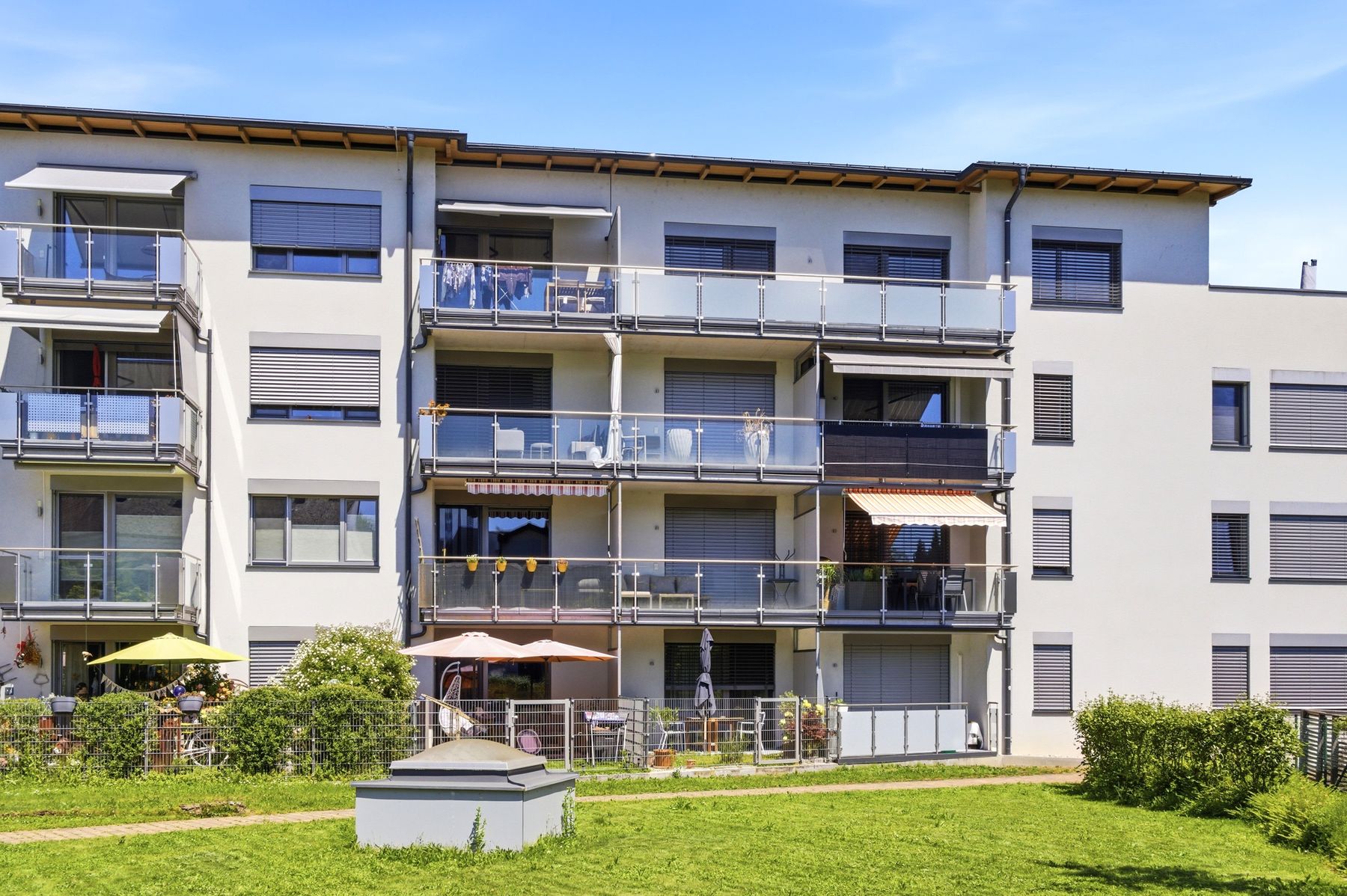 Wohnblock mit Balkonen und Wiese