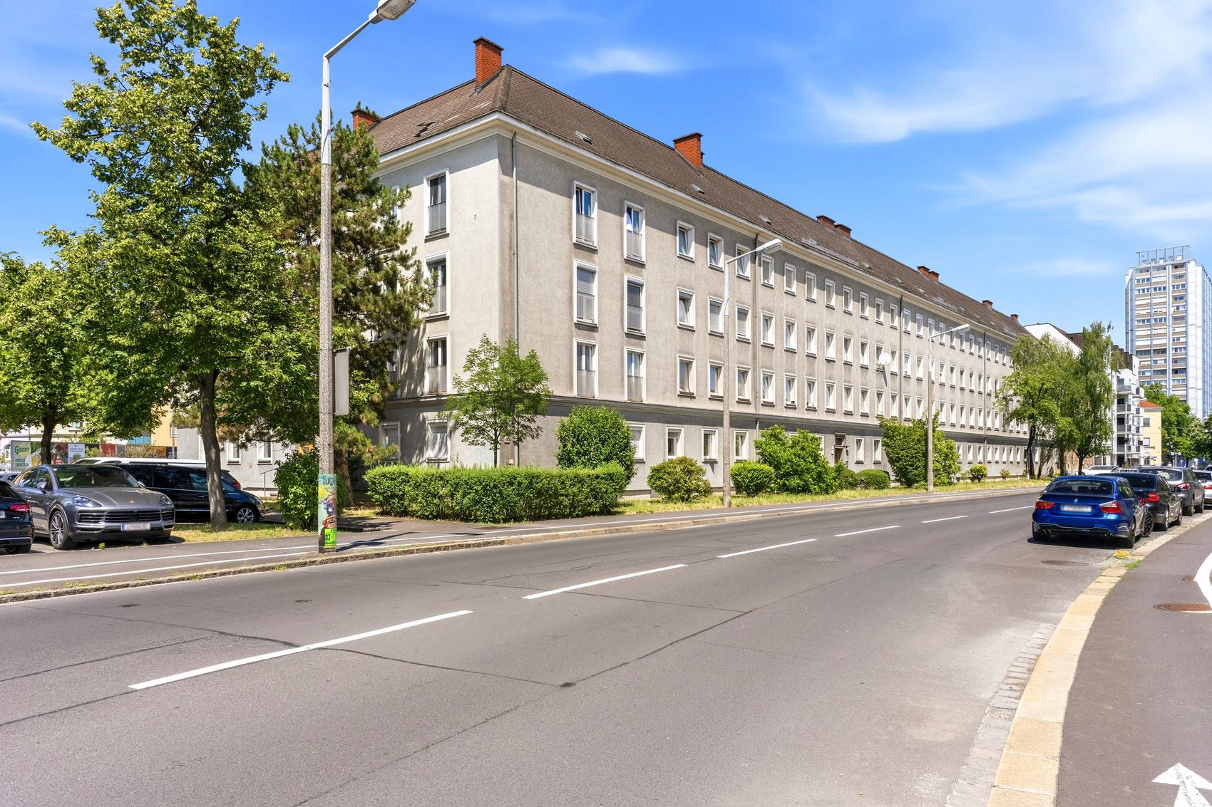 Wohnhaus mit Bäumen an einer Straße in Linz