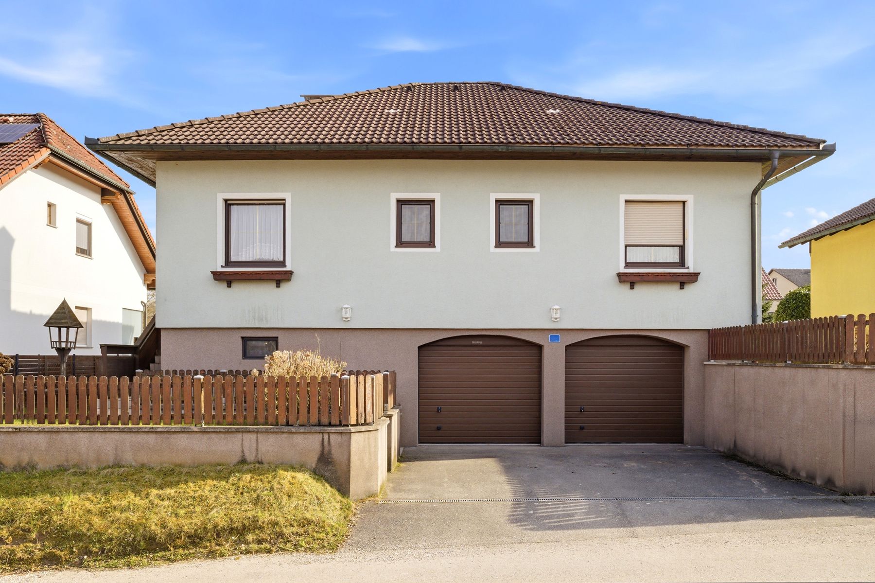 Haus mit Doppelgarage und Walmdach