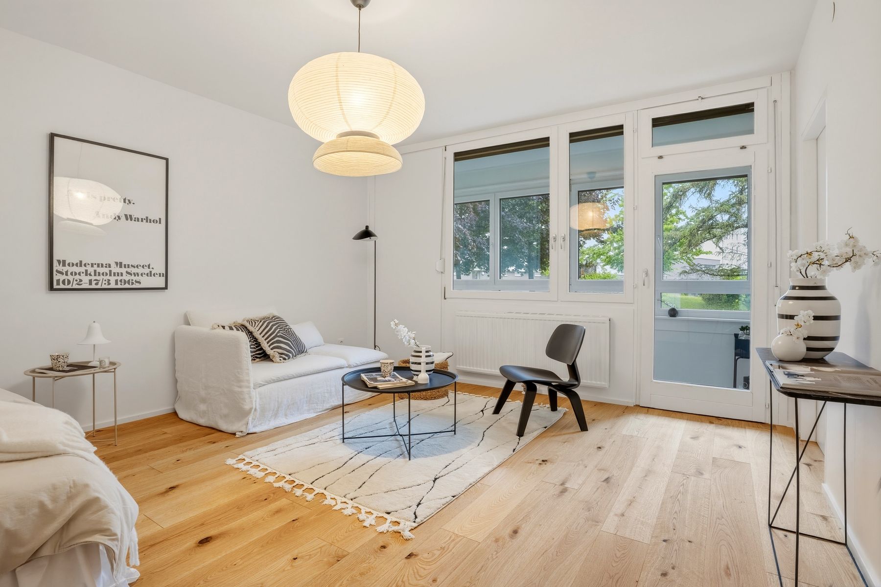 Helles Wohnzimmer mit weißem Sofa und Fenster