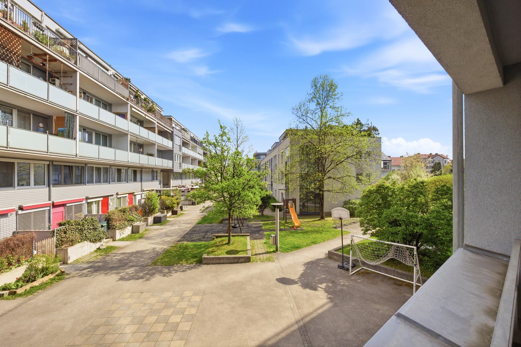 Innenhof einer modernen Wohnanlage mit Bäumen