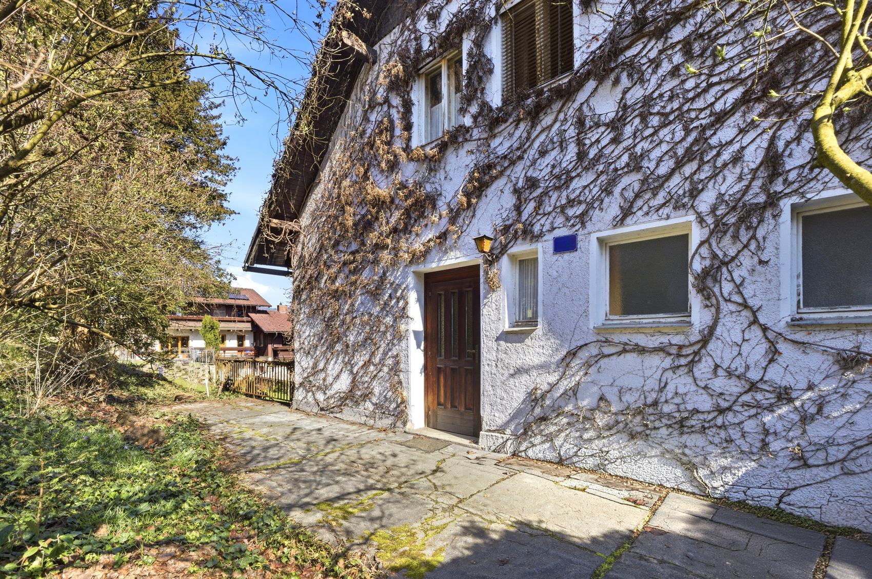 Altes Haus mit Efeu am Eingang