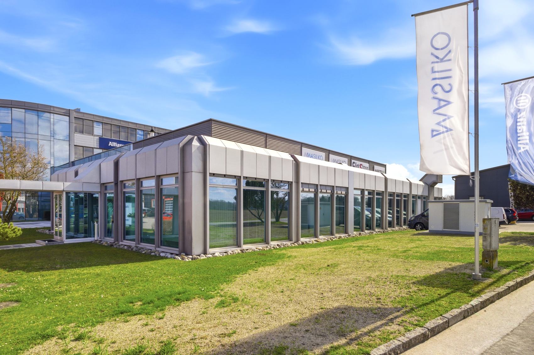 Bürogebäude mit Glasfassade und Wiese