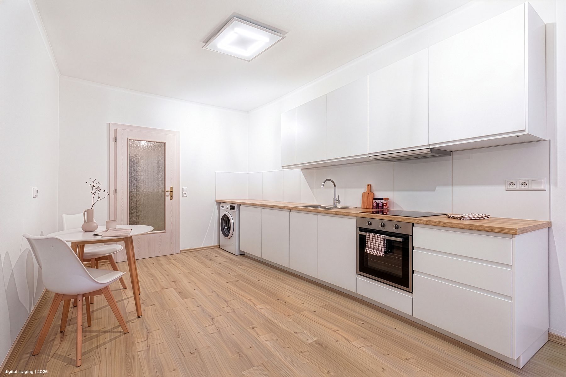 Weiße Küche mit Essplatz und Holzboden