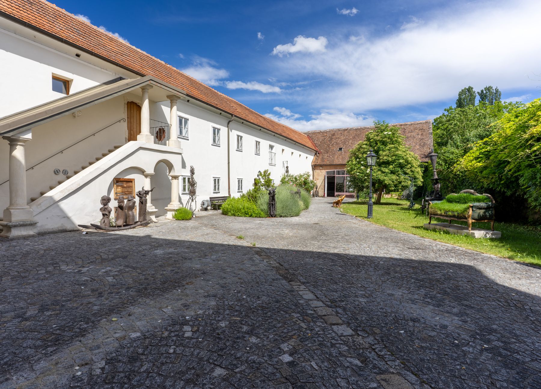 Innenhof eines historischen Museumsgebäudes mit Arkaden