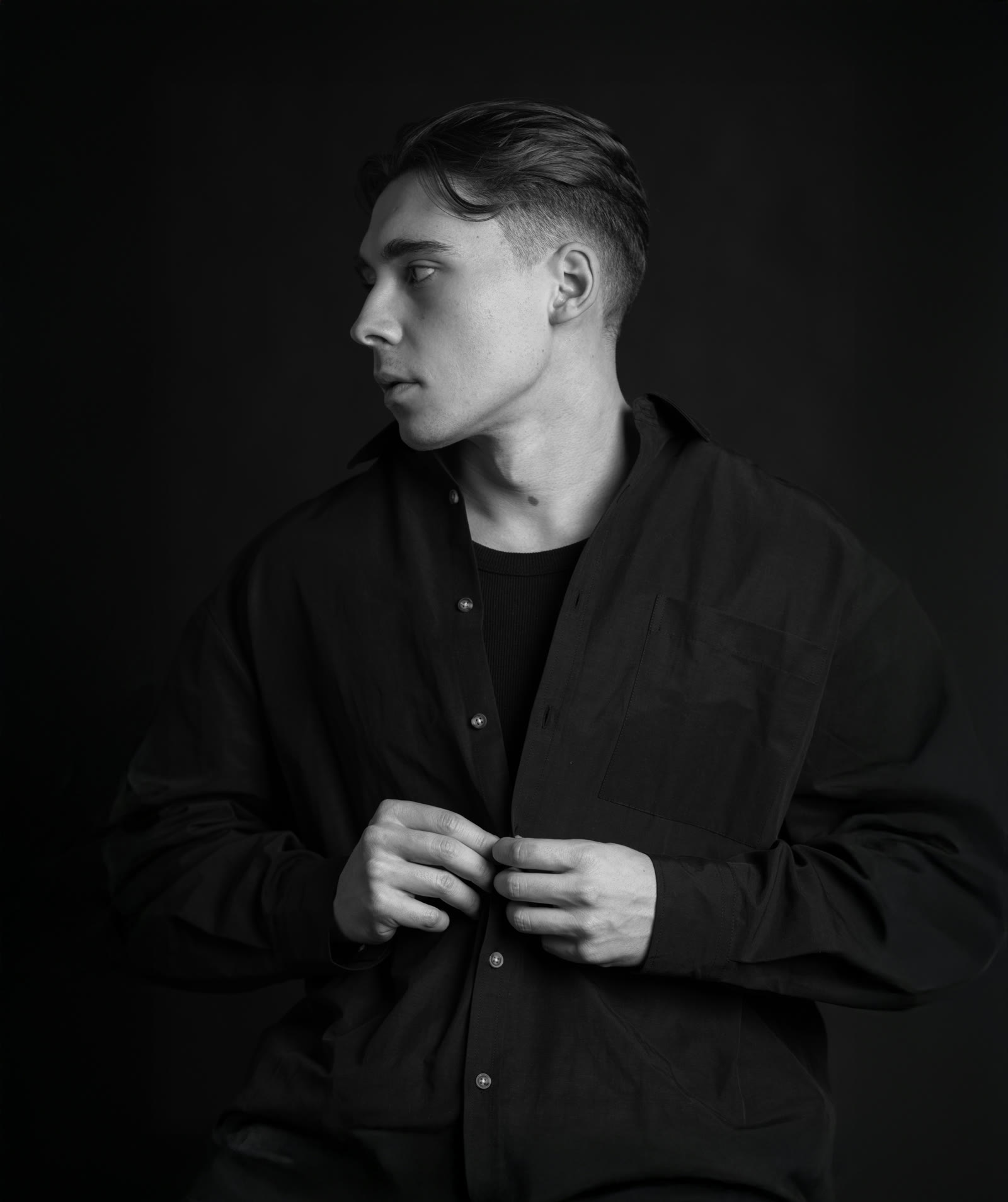 Lukas Penkner, Schwarzweiß-Porträt vor dunklem Hintergrund