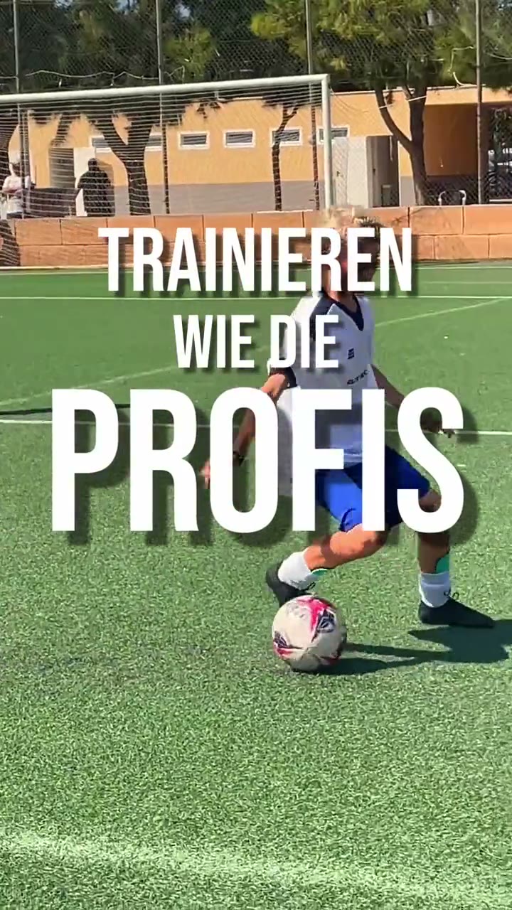 Standbild aus einer Herbstcamp-Ad: Junge dribbelt am Kunstrasen, Einblendung „Trainieren wie die Profis“