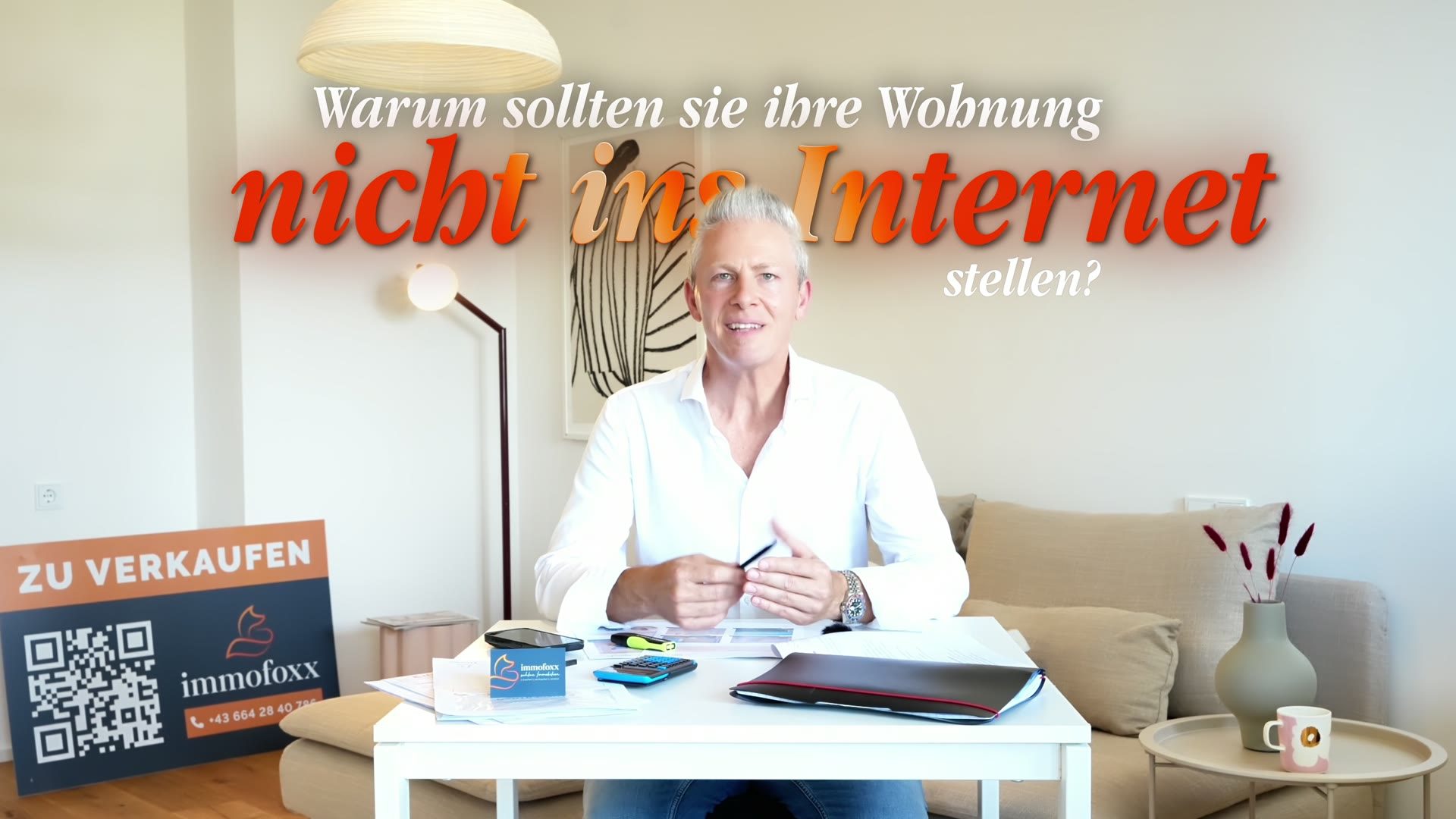 Titelbild des Imagevideos: Immobilienmakler am Schreibtisch, Einblendung „Warum sollten Sie Ihre Wohnung nicht ins Internet stellen?“
